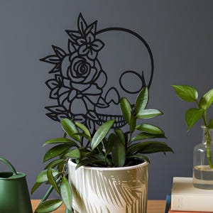 観葉植物のつるを支える花のトレリスが付いた頭蓋骨。20歳未満の植物愛好家へのギフト。ゴシックモダンな観葉植物装飾。