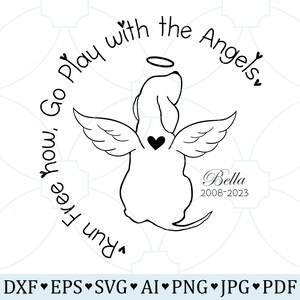 Könnte beinhalten: Schwarz-weiß-Linienzeichnung eines Hundes mit Engelsflügeln und einem Heiligenschein. Der Hund schaut nach oben und hat ein Herz auf der Brust. Der Text "Run Free now, Go Play with the Angels" ist in einem Kreis um den Hund geschrieben. Der Text "Bella 2008-2023" ist unter dem Hund geschrieben.