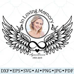 Op de afbeelding: Zwart-witte afbeelding van engelenvleugels met een oneindigheidssymbool in het midden. De afbeelding heeft de tekst "In Loving Memory" boven de vleugels en "Agnes Brown 1959-2019" onder de vleugels. Een foto van een vrouw bevindt zich in een cirkel in het midden van de afbeelding.