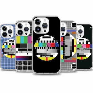 Könnte beinhalten: Fünf Handyhüllen mit einem Retro-Testbild-Design. Die Hüllen zeigen Farbbalken, Raster und die Worte "NO SIGNAL" in einem kreisförmigen Design. Die Hüllen sind transparent mit einem Schutzstoßfänger.