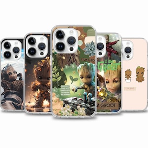 Puede incluir: Conjunto de cinco fundas transparentes para teléfono con diferentes diseños con un personaje de la película Guardianes de la Galaxie. Las fundas presentan un personaje verde parecido a una planta con una cara marrón y un personaje rojo, blanco y azul con una cara roja. Las fundas también presentan texto que dice "Yo soy Groot" y "Soy bueno".