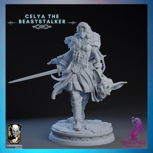 Puede incluir: Una miniatura de guerrero femenino impresa en 3D de color gris, sosteniendo una espada y una cabeza de bestia cortada. La figura lleva un abrigo largo y tiene el pelo largo. El título "Celva the Beaststalker" está impreso sobre la figura.