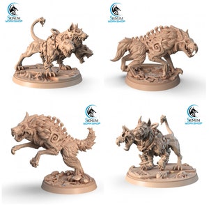 Puede incluir: Cuatro figuras en miniatura de lobos impresas en 3D con diferentes poses y detalles. Las figuras están hechas de plástico marrón claro y tienen una superficie texturizada. Las figuras están todas de pie sobre una base circular.