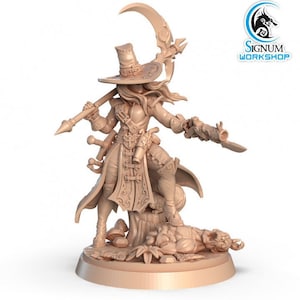 Puede incluir: Una figura en miniatura detallada de un personaje femenino que lleva un sombrero de ala ancha, un abrigo largo y sostiene un arma. La figura está de pie sobre una base con una pequeña criatura debajo.