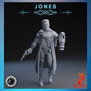 Op de afbeelding: Grijze harsfiguur van een man in een lange jas, met een lantaarn en een pistool. De figuur is bovenaan gemarkeerd met "JONES". De figuur draagt laarzen, een broek en een sjaal. Premium hars studio product.