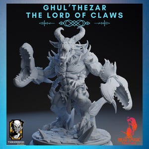 Puede incluir: Figura gris claro de una criatura monstruosa con grandes garras, cuernos y dientes afilados. El texto "GHUL'THEZAR THE LORD OF CLAWS" se muestra arriba. La figura es un objeto de colección de temática fantástica.