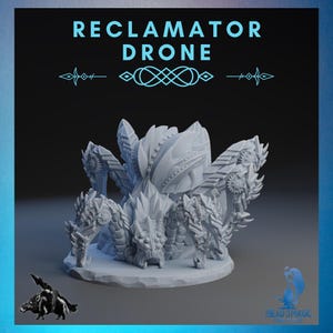 Puede incluir: Modelo impreso en 3D en gris claro de un Reclamator Drone. El modelo presenta intrincados elementos mecánicos y orgánicos, con un cuerpo central y múltiples patas articuladas. El texto "RECLAMATOR DRONE" se muestra arriba.