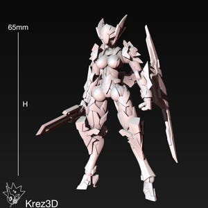 Op de afbeelding: Een 3D-geprinte, witte, futuristische vrouwelijke krijgersfiguur, 6,5 cm hoog, met een helm, harnas, een zwaard en een schild. De figuur staat in een dynamische houding, klaar voor actie. Het logo "Krez3D" staat in de linker benedenhoek.