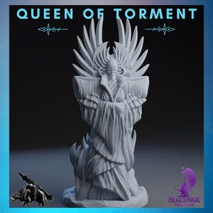 Puede incluir: Una detallada escultura en miniatura gris claro de la "Reina del Tormento" con intrincados detalles. La figura está sentada, vestida con una túnica y una gran tocado. El texto "QUEEN OF TORMENT" está en la parte superior. Un logotipo de "Mead 3 Magic Miniatures" está en la parte inferior.