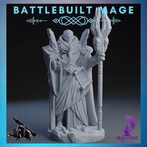 Könnte beinhalten: Detaillierte, hellgraue Figur eines Magiers, der einen Stab hält, mit dem Text "BATTLEBUILT MAGE" oben. Der Magier trägt eine detaillierte Robe und Rüstung. Eine kleine, schwarz-weiße Eberfigur befindet sich unten links.