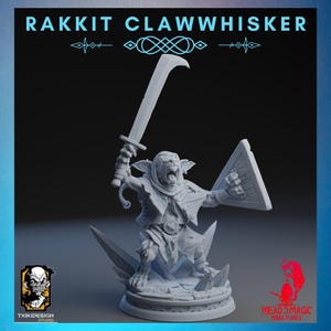 Puede incluir: Figura en miniatura gris de Rakkkit Clawwhisker, una criatura parecida a un goblin, empuñando una espada curva y un escudo. La figura está posada sobre una base rocosa, con el texto "RAKKIT CLAWWHISKER" arriba. Logotipos de TXIKIDESIGN STUDIO y MEAD 3 MAGIC MINIATURES.