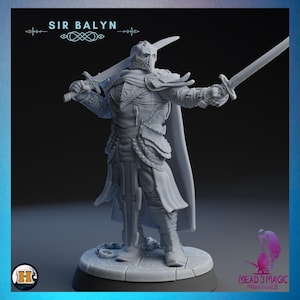 Puede incluir: Una figura en miniatura de plástico gris de un caballero que sostiene dos espadas. El caballero lleva armadura y una capa. La figura está de pie sobre una base redonda. El texto "SIR BALYN" está impreso en la parte superior de la imagen.