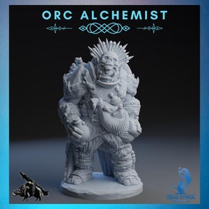 Puede incluir: Figura gris detallada impresa en 3D de un Orc Alchemist. La figura tiene una cara de calavera, pelo puntiagudo y lleva armadura, botellas y bolsas. El texto "ORC ALCHEMIST" está en la parte superior.