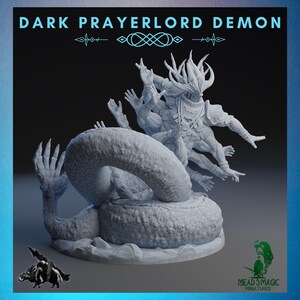 Pode incluir: Miniatura cinza claro detalhada de um demônio de vários braços com o texto "DARK PRAYERLORD DEMON". O demônio tem um corpo inferior serpentino e uma cabeça com chifres. A miniatura está em uma base com uma pequena ilustração de um javali.
