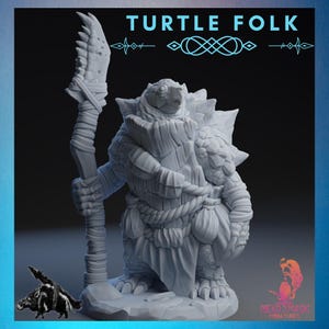 Può includere: Una miniatura dettagliata, grigio chiaro, di una figura umanoide simile a una tartaruga che tiene una lancia. La figura ha un guscio strutturato e indossa una corda intorno alla vita. Il testo "TURTLE FOLK" è nella parte superiore dell'immagine.