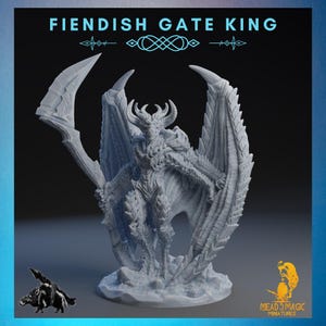 Pode incluir: Miniatura cinzenta detalhada de um demónio alado, segurando uma grande foice. A figura tem chifres, um torso humanoide e detalhes intrincados nas asas e no corpo. O texto "FIENDISH GATE KING" é exibido acima da figura. O logotipo "MEAD 3 MAGIC MINIATURES" está no canto inferior direito.