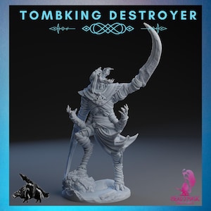 Puede incluir: Una figura gris de Tombking Destroyer, de pie sobre una base rocosa, con una gran cuchilla curva levantada. La figura tiene una cara esquelética y extremidades envueltas. El texto "Tombking Destroyer" está en la parte superior.