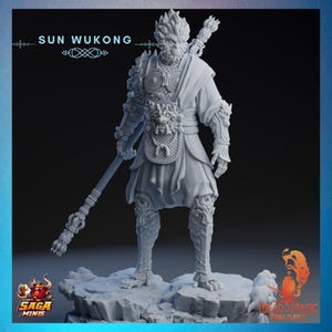 Puede incluir: Una miniatura impresa en 3D de color gris de Sun Wukong, el Rey Mono, de la novela china Viaje al Oeste. Lleva un bastón y un traje detallado con una corona y una armadura. La miniatura está colocada sobre una base rocosa.