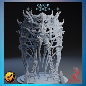 Puede incluir: Figura gris impresa en 3D de un personaje de fantasía, con la palabra "RAKID" arriba. La figura tiene grandes alas, cadenas y detalles intrincados. Se encuentra sobre una base circular con pequeñas estructuras puntiagudas.