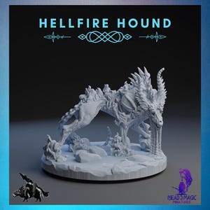 Può includere: Miniatura grigio chiaro di un Hellfire Hound, una creatura scheletrica con un design dettagliato. Il modello è su una base circolare con rocce e altri dettagli. Il testo "HELLFIRE HOUND" è in alto.