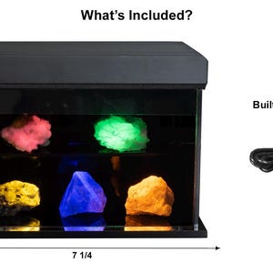 Puede incluir: Vitrina negra con detector de movimiento incorporado, que muestra minerales coloridos. La vitrina mide 12.7 cm de alto, 18.4 cm de ancho y 13.3 cm de profundidad. Incluye fuente de alimentaci&oacute;n.