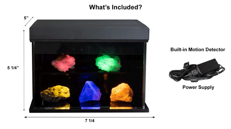 Puede incluir: Vitrina negra con detector de movimiento incorporado, que muestra minerales coloridos. La vitrina mide 12.7 cm de alto, 18.4 cm de ancho y 13.3 cm de profundidad. Incluye fuente de alimentaci&oacute;n.