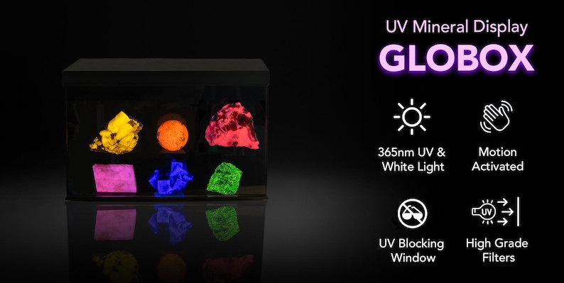 Puede incluir: Una vitrina negra, la GLOBOX, exhibe varios minerales fluorescentes. Los minerales brillan en colores vibrantes: amarillo, naranja, rojo, rosa, azul y verde. La pantalla cuenta con 365nm UV y luz blanca, se activa por movimiento y tiene una ventana de bloqueo UV y filtros de alta calidad.