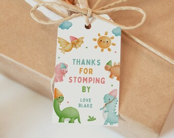 Könnte beinhalten: Weißer Dankesanhänger mit Dinosaurier-Motiv. Er lautet "Danke fürs Stampfen von Liebe Blake". Der Anhänger ist mit Illustrationen von Dinosauriern, einer Sonne und Wolken verziert.