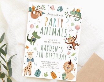 Könnte beinhalten: Eine farbenfrohe Einladung zu einer 7. Geburtstagsfeier mit Dschungeltier-Thema. Die Einladung zeigt einen Faultier, ein Chamäleon, ein Krokodil, eine Giraffe, einen Affen und einen Löwen. Der Text auf der Einladung lautet: "Calling all Party Animals, Join us to celebrate Kayden's 7th Birthday. Friday 12th July 6pm, 24 Jungle Avenue, New York, NY 12, RSVP to 123.456.7890."
