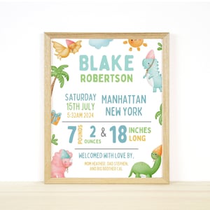 Op de afbeelding: Een lichtblauwe en groene geboorteaankondigingposter met een dinosaurus thema. De poster bevat de naam "BLAKE ROBERTSON" en details over de geboorte van de baby, inclusief de datum, tijd, gewicht en lengte. De poster bevat ook een bericht waarin de baby welkom wordt geheten met liefde van de ouders en broers en zussen.