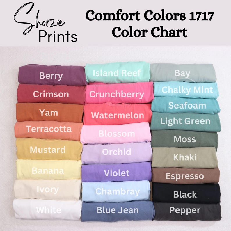 以下が含まれることがあります： Comfort Colors 1717 Tシャツのカラーチャートで、ベリー、アイランドリーフ、ベイ、チョークミント、クリムゾン、クランチベリー、ヤム、ウォーターメロン、シーフォーム、テラコッタ、マスタード、バナナ、アイボリー、ホワイト、ブロッサム、オーキッド、バイオレット、シャンブレー、ブルーリーン、ライトグリーン、モス、カーキ、エスプレッソ、ブラック、ペッパーなど、18色の異なる色が表示されています。