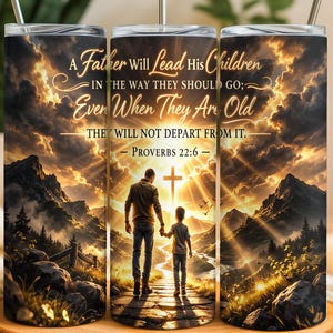 Op de afbeelding: Drie roestvrijstalen bekers met een wikkelontwerp. De afbeelding toont een vader en kind die naar een kruis lopen, tegen een achtergrond van zonsondergang en bergen. De tekst luidt "A Father Will Lead His Children... Spreuken 22:6".