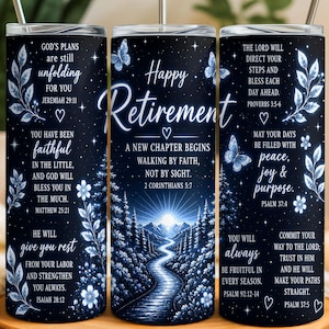 Op de afbeelding: Een marineblauwe tumbler met een zilveren rietje, met een "Happy Retirement"-ontwerp. Het ontwerp bevat inspirerende citaten, bloemaccenten, vlinders en een schilderachtig bergpad. De tumbler is ongeveer 20 cm hoog.