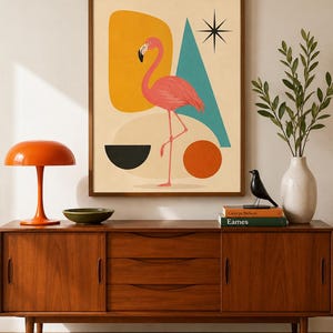 Può includere: Una stampa artistica incorniciata raffigurante un fenicottero rosa al centro di forme astratte, tra cui un rettangolo arrotondato giallo, un triangolo turchese, un semicerchio nero, un cerchio arancione e una stella nera su sfondo beige chiaro.