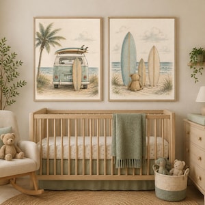 Puede incluir: Dos cuadros de pared con escenas de playa, una furgoneta vintage, tablas de surf y un oso de peluche. Las obras muestran tonos azules suaves y arenosos, representando paisajes costeros con palmeras y olas del mar en una habitación.