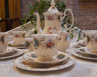 Peut inclure: Un service à thé vintage avec un motif floral et cachemire. L'ensemble comprend une théière, un pot à crème, un sucrier et quatre tasses à thé et soucoupes.
