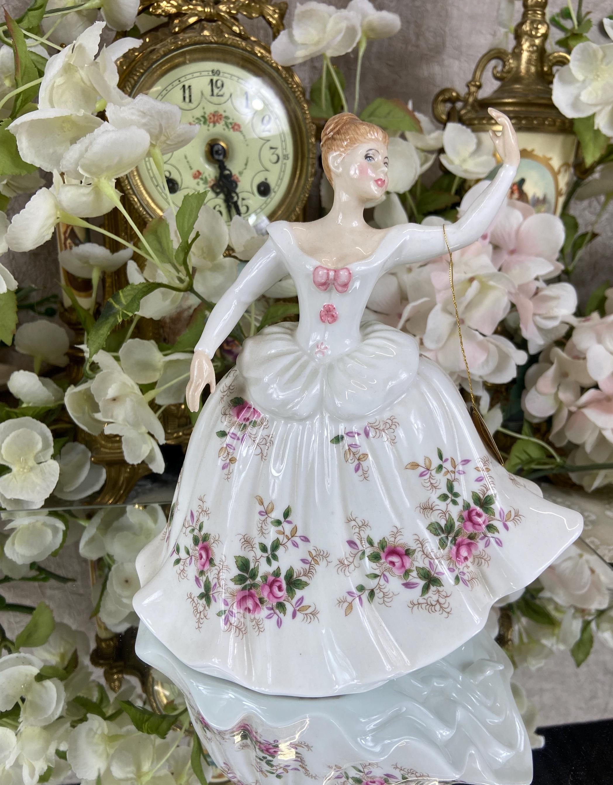 ロイヤルドルトン「フラワーセラーズ」置物　 Dalton ロイヤルドルトン「フラワーセラーズ」置物 Royal Dalton