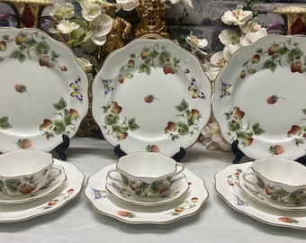 Un juego de vajilla Vintage Coalport Strawberry para 3 personas.