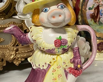 Una tetera antigua de los Muppets y Miss Piggy