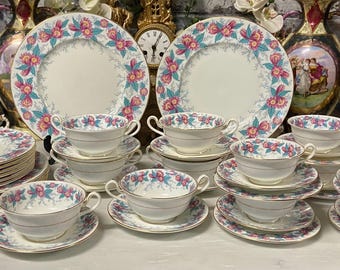 Een vintage dinerset met Royal Cauldon Sussex-patroon