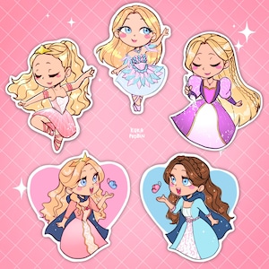 Puede incluir: Cinco pegatinas de dibujos animados con personajes rubios con varios atuendos. Una pegatina muestra a una bailarina con un vestido rosa, mientras que otra representa a un personaje con un vestido azul y rosa. Otras pegatinas muestran personajes con vestidos de princesa.