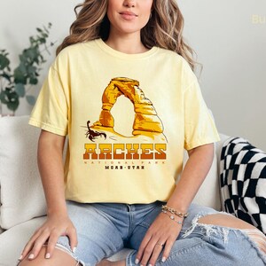 Maglietta Comfort Colors Arches National Park Adventure, souvenir dello Utah, maglietta da viaggio unisex, maglietta con grafica vintage, maglietta da trekking, sud-ovest
