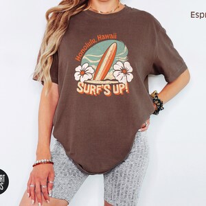 Vintage Surf Hawaii Unisex T-shirt, Honololu Beach Souvenir Tee, Retro Summer Shirt, Coastal Aloha Clothing, Ocean Waves Graphic Top