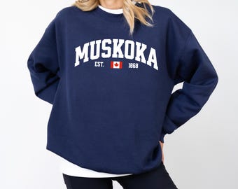 Sudadera de cuello redondo estilo cabaña de Muskoka, Ontario, ropa acogedora para el otoño, sudadera unisex color burdeos, regalo para él/ella, suéter de camping
