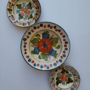 Set von 3 Vintage Siebenbürgen Keramik Wandtellern, Handbemalte Blumen Keramik in Warmen Creme, Gebrannte Orange und Moosgrün