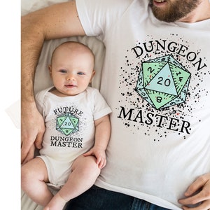 Dungeon and Dragons Shirt Master Zukünftiger Vater und Baby Sohn Tochter passende Hemden SUPER WEICHER Baby ONESIE ® von Gerber® Bodysuit Vatertag