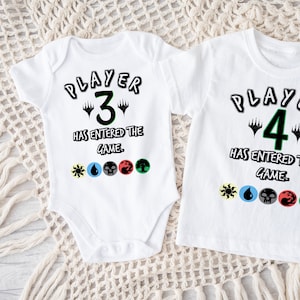 Camiseta divertida con capucha para bebé, mono y anuncio de papá nerd de Gerber® para el juego Magic the Gathering del jugador 3 y 4. Regalo para baby shower de MTG.