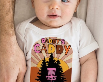 Camiseta de bebé mono con diseño de papá y caddie de disc golf con puesta de sol retro de Gerber®, conjunto para recién nacidos de papá y papá, mono con frisbee y par, camiseta para niños pequeños
