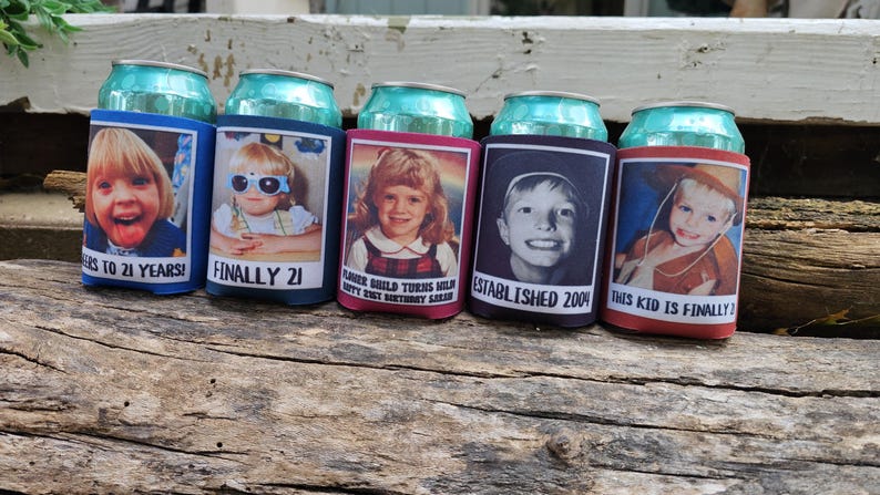 Może przedstawiać: Pięć aluminiowych puszek po napojach z personalizowanymi osłonami. Każda osłona zawiera zdjęcie dziecka i tekst, taki jak "Cheers to 21 Years!" i "Finally 21". Osłony są niebieskie, bordowe i czerwone.