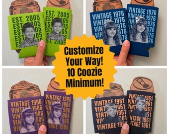 Puede incluir: Una colección de aislantes de espuma para bebidas en verde lima, azul marino, morado y negro. Cada uno presenta una foto de retrato en blanco y negro, un año y el texto VINTAGE o EST. El gráfico de estrella amarilla central dice Customize Your Way! 10 Coozie Minimum!